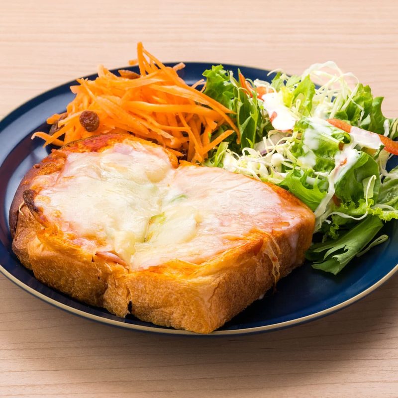 ベーコンとオニオンのピザトースト