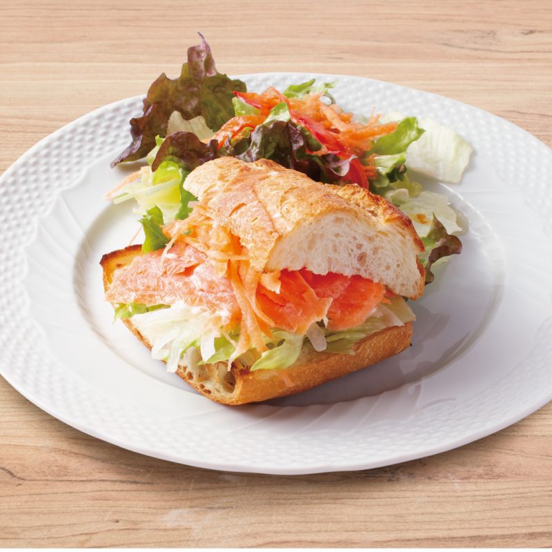 野菜とサーモンのバゲットサンド